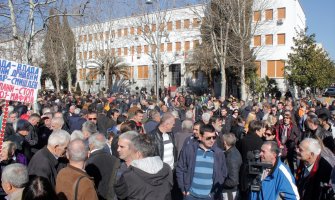 Poslanici DFa ušli u Skupštinu, došlo do fizičkog obračuna(VIDEO)