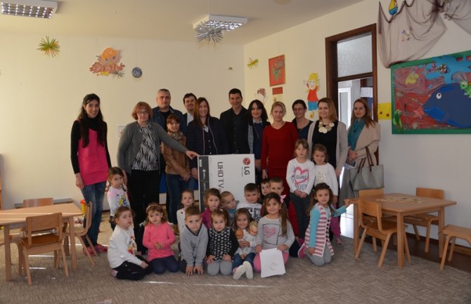 Luštica Bay donirala TV uređaj vrtiću u Radovićima