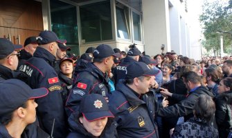 DPS: Lidersku poziciju ispred majki preuzela aktivistkinja DF–a, protest politički motivisan