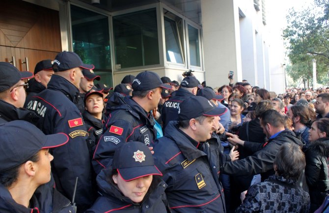 DPS: Lidersku poziciju ispred majki preuzela aktivistkinja DF–a, protest politički motivisan