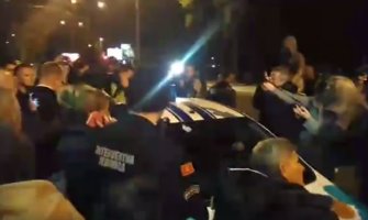 Policija pokušala da uzme šatore majkama (VIDEO)