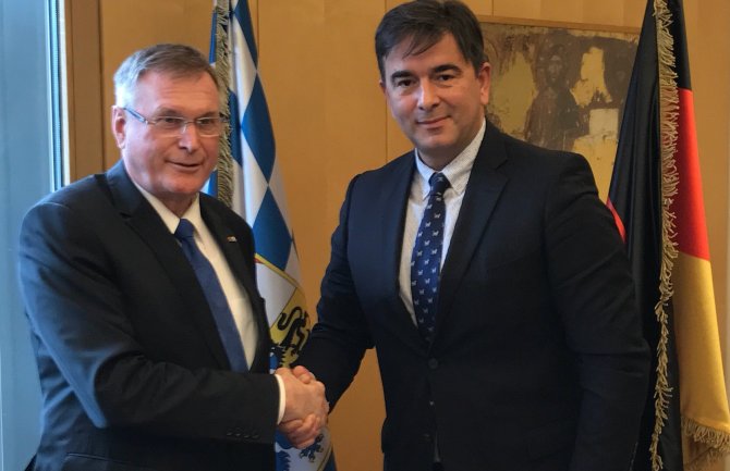 Singhamer zabrinut zbog političke krize u Crnoj Gori