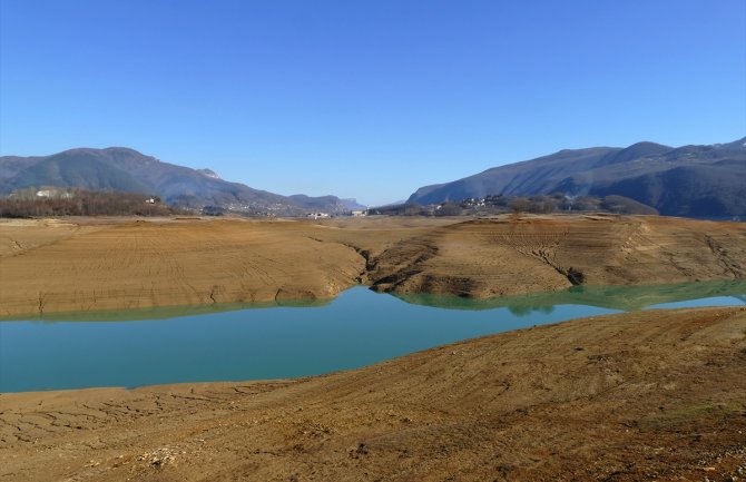 Ramsko jezero: Voda se povukla i pokazala potpoljena sela, grobove...(FOTO)