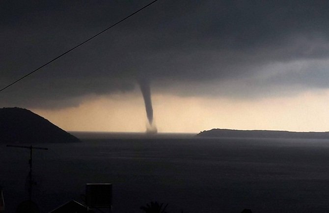 Dvije pijavice na ulazu u Boku (FOTO)
