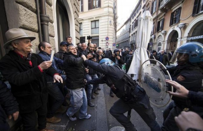 Italija:Protest taksista širom zemlje,sukobili se sa policijom