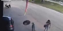 Točak otpao sa auta i pogodio pješaka pravo u glavu(VIDEO)