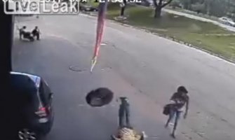 Točak otpao sa auta i pogodio pješaka pravo u glavu(VIDEO)