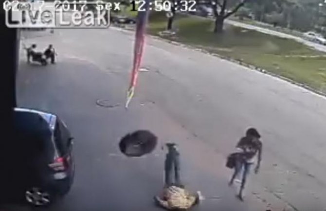 Točak otpao sa auta i pogodio pješaka pravo u glavu(VIDEO)