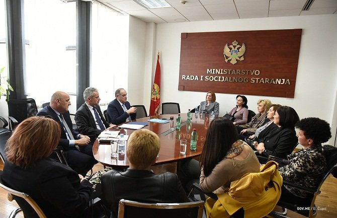 Ministar Purišić razgovarao sa majkama: Rješenje za ovaj problem treba tražiti u dijalogu