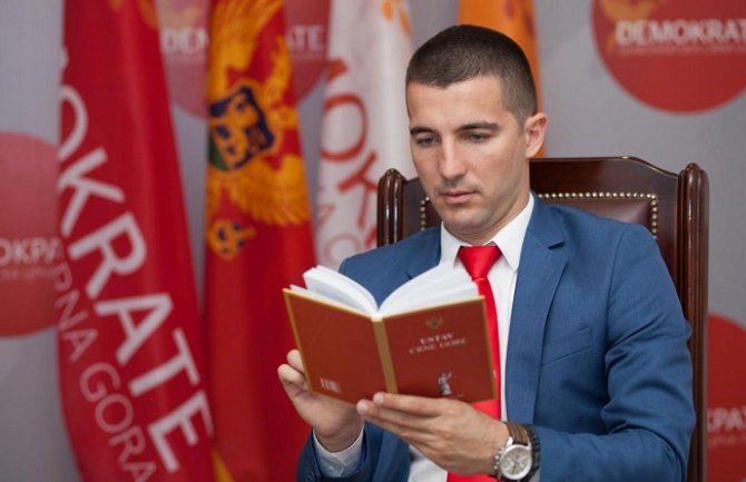 Bečić: Centar za socijalni rad onemogućava majkama da predaju žalbe?!