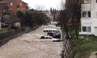 Automobili potopljeni, vjetar oborio stablo (VIDEO)