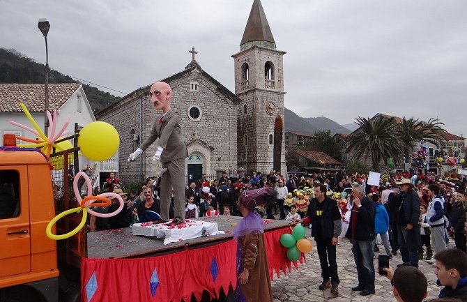 Spaljen karneval Šoto Kuco: Kriv što u opštini radi više ljudi nego što ima djece u školama