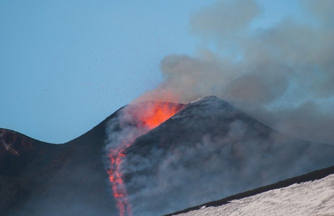  Etna izbacuje užarenu lavu i pepeo (FOTO)