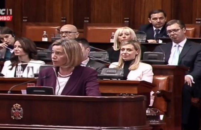 Mogerini Srbiji: Vi ste jedinstveni; Radikali skandirali Srbija Rusija