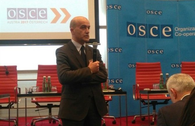 Poštovanje etičkog kodeksa u cilju javnog interesa i izgradnje kredibilnih medija