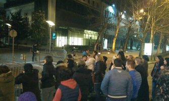 Majke još jednu zoru dočekale na otvorenom