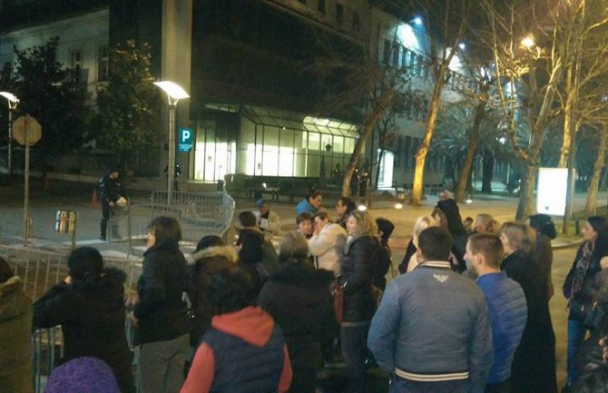 Majke još jednu zoru dočekale na otvorenom