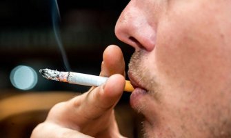 Da bi zapalili cigaretu, moraju da ''iskucaju'' svoj radni karton