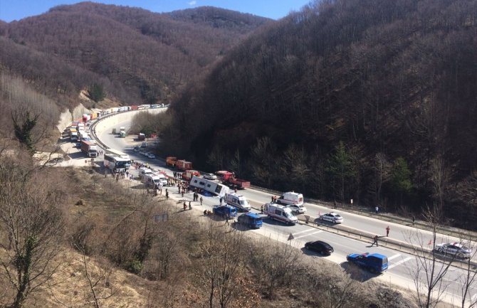 Prevrnuo se autobus, sedam mrtvih, 33 povrijeđenih (FOTO)