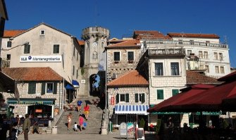 Zbog novogodišnjih koncerata uništen park Boka