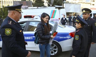 Dan žena u Azerbejdžanu: Saobraćajni policajci zaustavljali žene i poklanjali cvijeće