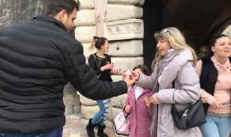 Mlade Demokrate dijelile simbolične paketiće damama u Kotoru (FOTO)