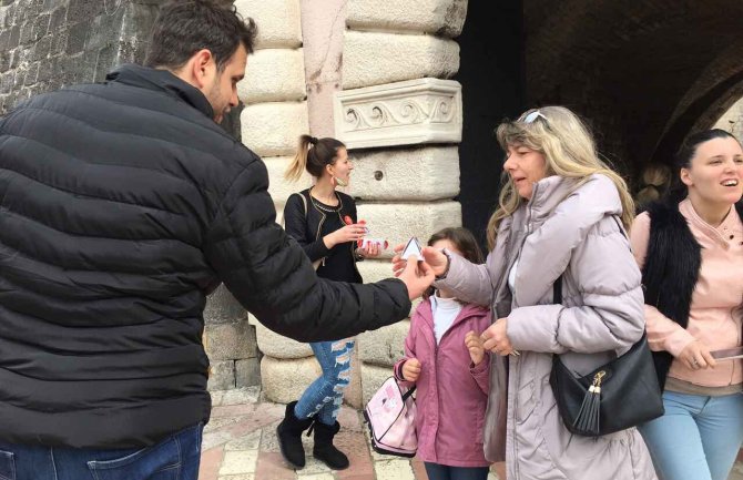 Mlade Demokrate dijelile simbolične paketiće damama u Kotoru (FOTO)
