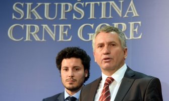 Namaknuta izvršna vlast nastavlja politiku društvenog sunovrata