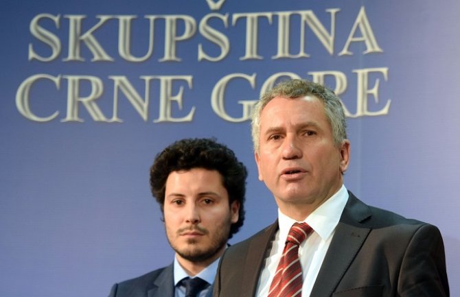 Namaknuta izvršna vlast nastavlja politiku društvenog sunovrata