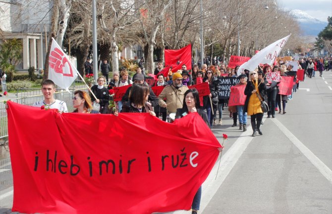 Marš žena u Podgorici : I hjleb i mir i ruže
