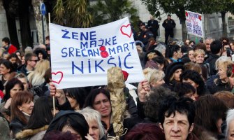 Majke slave 8. mart ispred Skupštine: Hljeba ima za sve ali ga treba rasporediti!