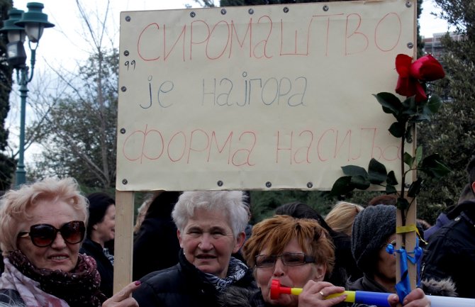 Pejak: Neka bude jasno, naknade majkama će biti ukinute! 