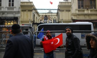 Zastava Holandije na konzulatu u Istanbulu skinuta pa vraćena