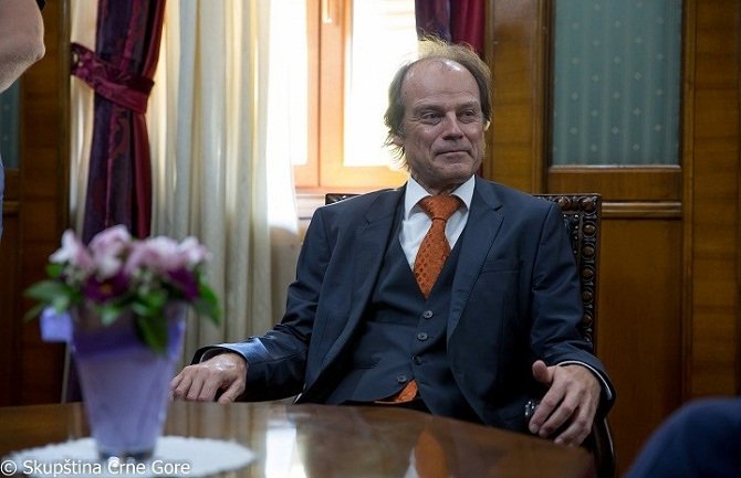 Sami ćete riješiti krizu bez pomoći iz inostranstva