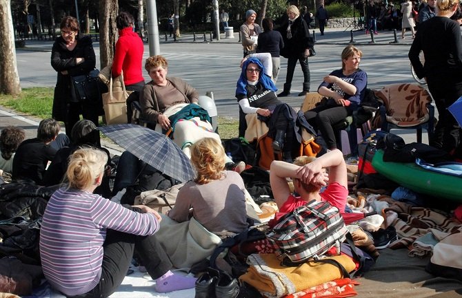 Majke ispred Skupštine: Hitna odvezla tri žene, veliki broj žena lošeg zdravstvenog stanja