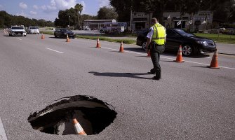 Dok je čekao trolejbus progutala ga ulica (VIDEO)