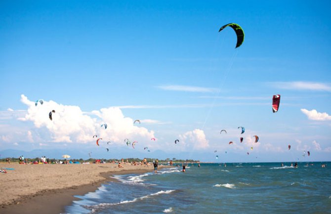 Počela sezona kajt-surfinga na Velikoj plaži
