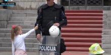 Protest majki: Djevojčica prišla policajcu pružajući mu cvijet, a njegova reakcija će vas šokirati(VIDEO)