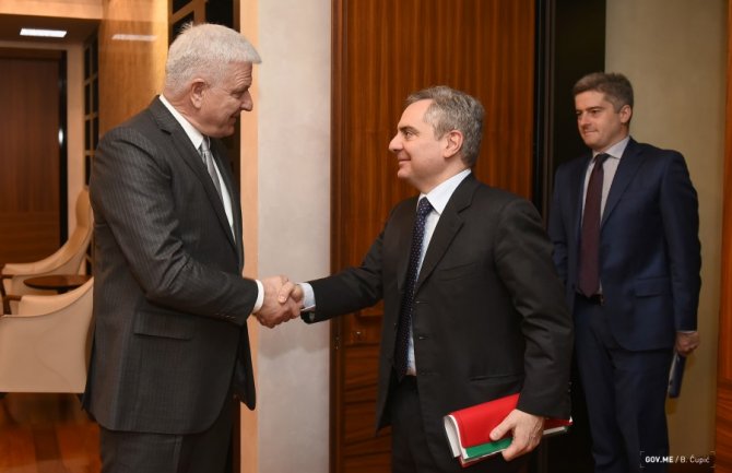 Evropska investiciona banka zainteresovana da gradi puteve, škole, bolnice