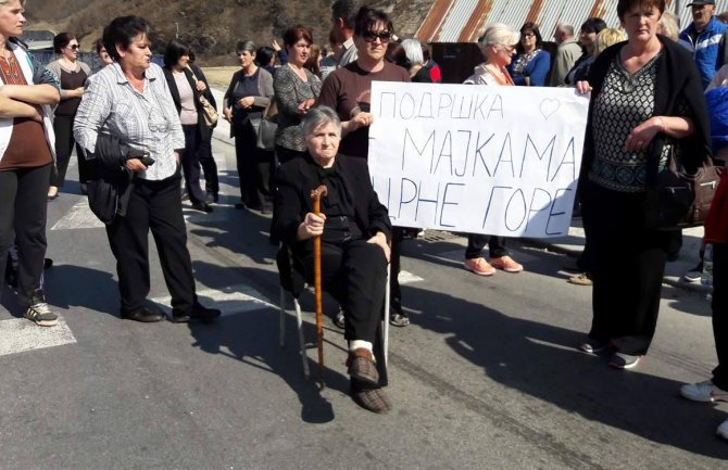 Bijelo Polje: Majke i danas blokirale sobraćaj