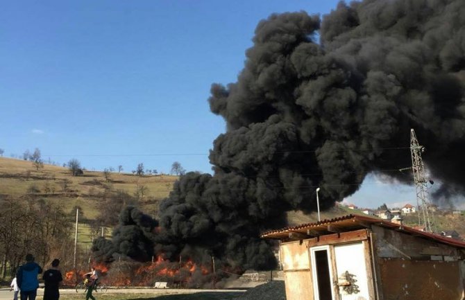 Bijelo Polje: Požar u stovarištu Elektrodistribucije (VIDEO)