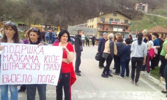 Majke opet blokirale saobraćaj, nepoznati muškarac nasrnuo na okupljene