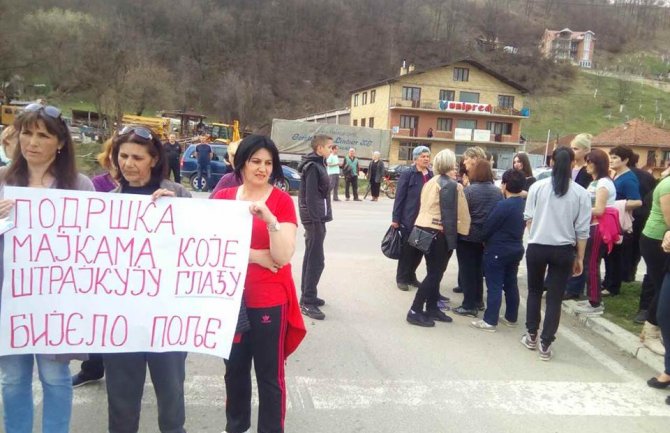 Majke opet blokirale saobraćaj, nepoznati muškarac nasrnuo na okupljene