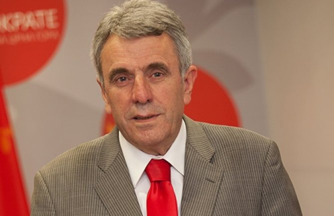 Apsurd: Naknade majkama neustavne, smanjenje u skladu sa Ustavom