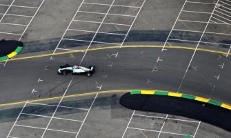 Hamiltonu pol pozicija na startu sezone