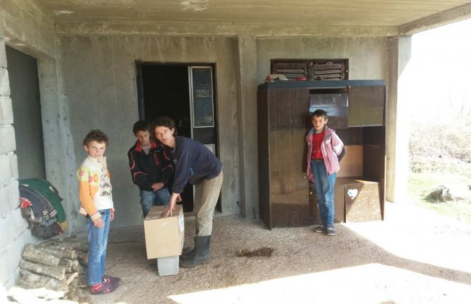 Neophodna pomoć Radulovićima iz Komana: Najveća želja im je da otac ozdravi da može da im kupuje brašno