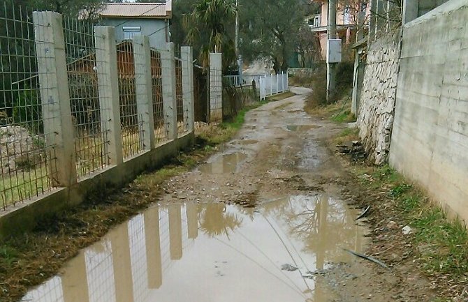 Šušanj: U dijelu koji ne podržava DPS loš put,nema vode ni kanalizacione mreže