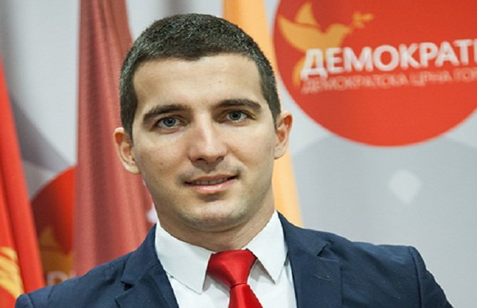 Bečić: Studenti moraju biti simboli otpora 