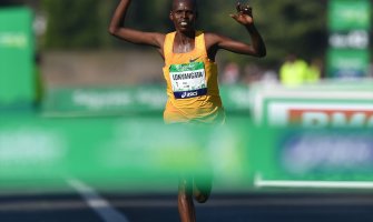 Bračni par iz Kenije osvojio prva mjesta na pariskom maratonu
