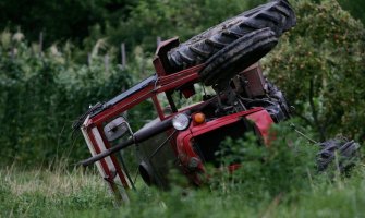 Prevrnuo se traktor, stradao Pljevljak